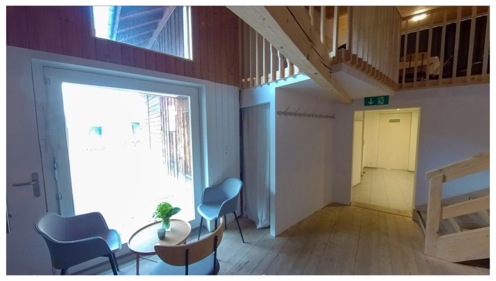 Eingang mit Sitzecke und Treppe